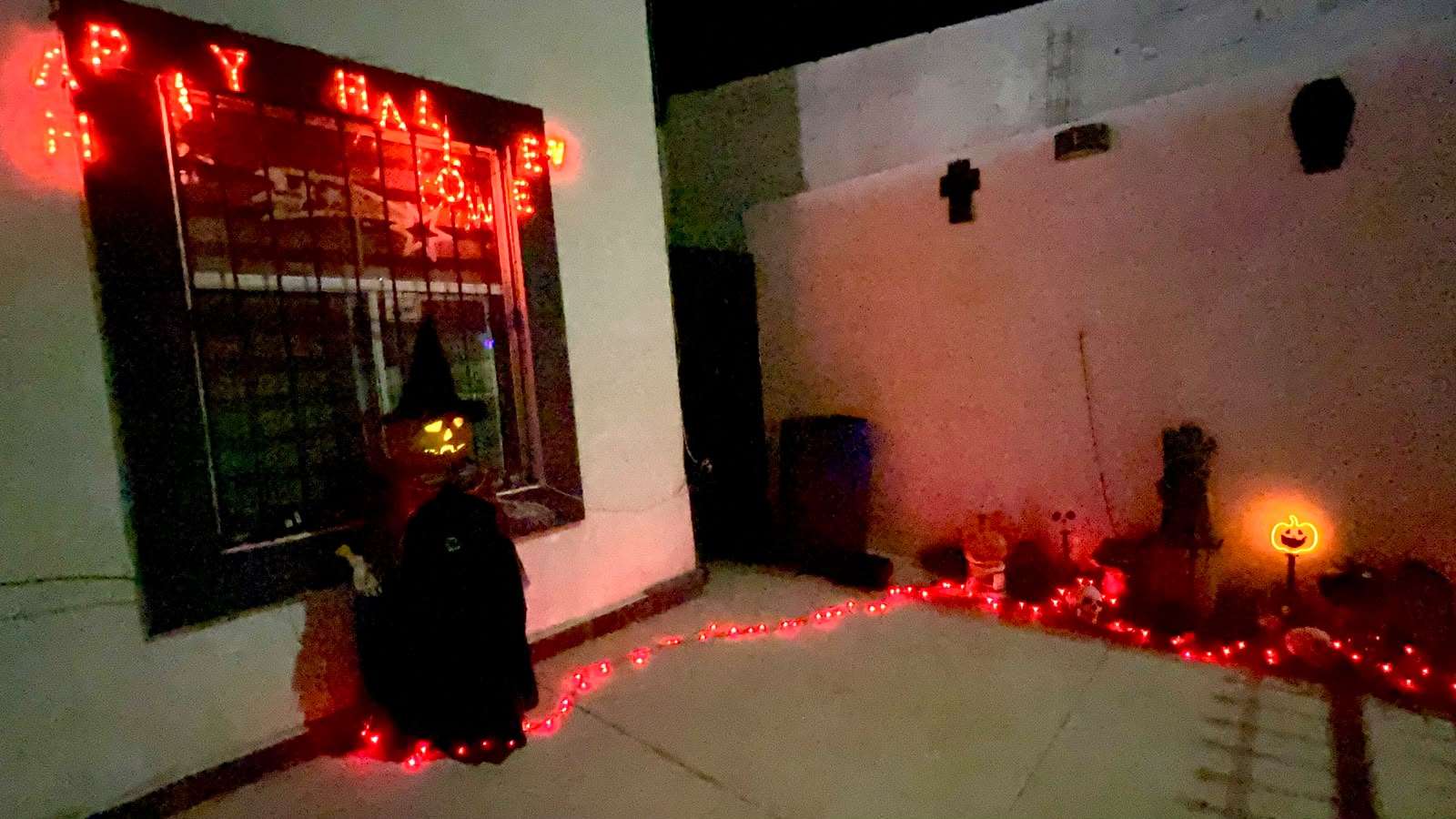 Decoran casas y negocios por Halloween y Día de Muertos