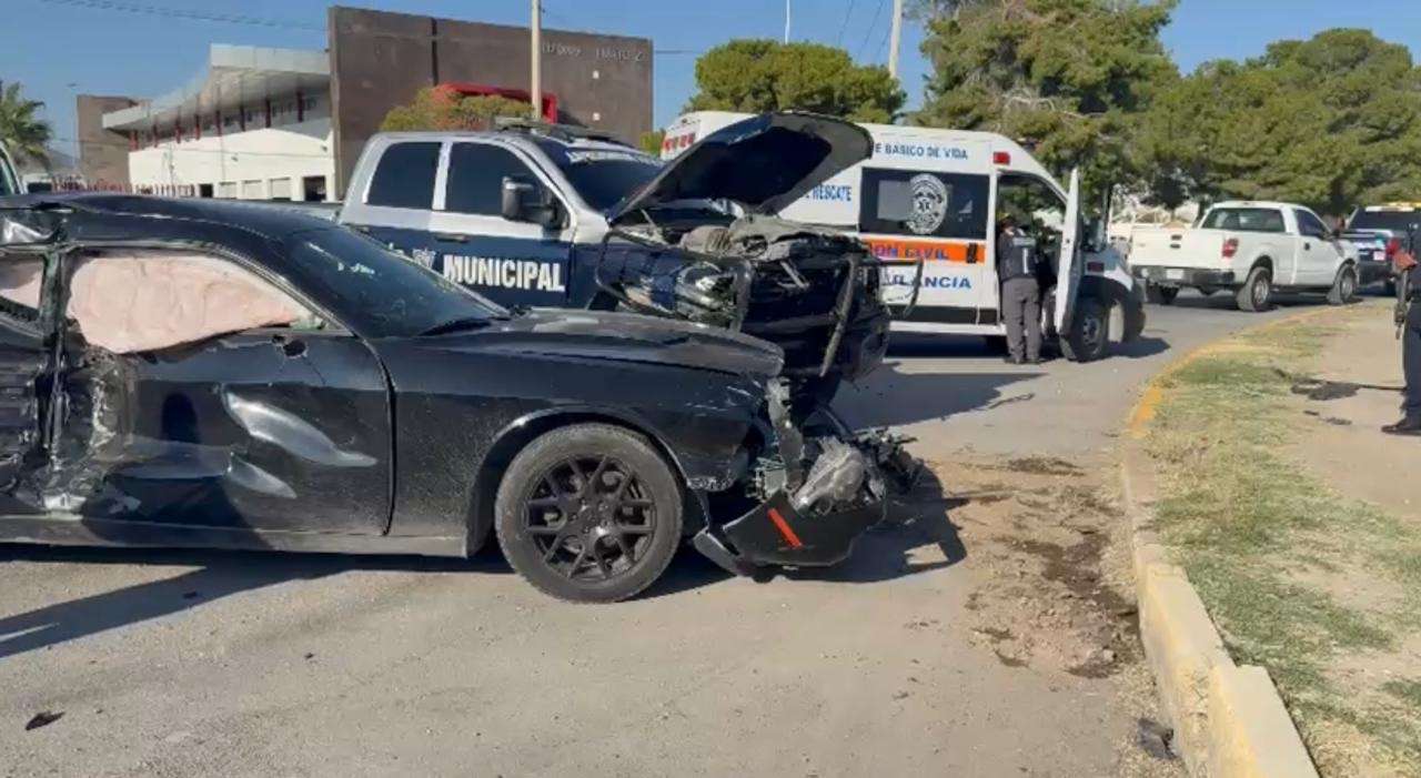 Choque entre auto deportivo y unidad policial deja dos lesionados