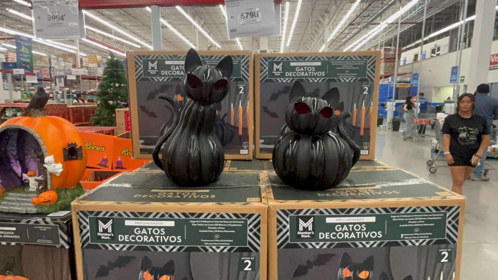 Decoran casas y negocios por Halloween y Día de Muertos