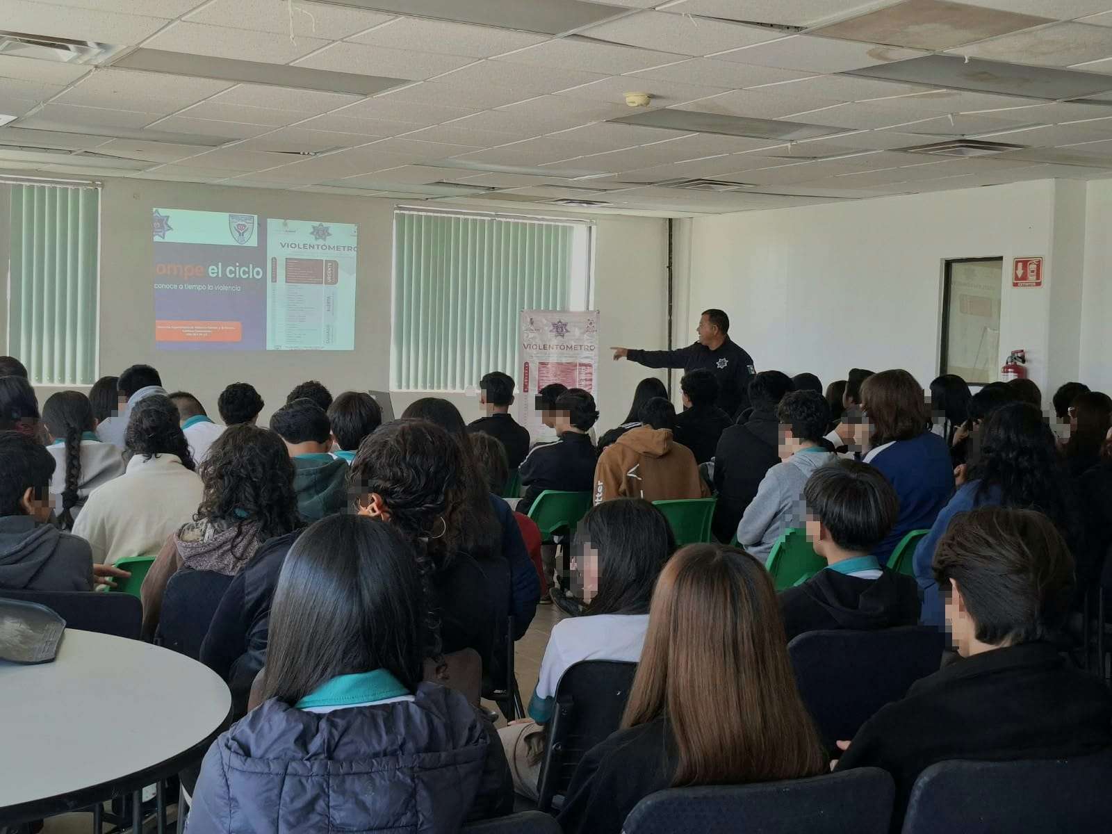 Capacitan a estudiante sobre prevención de violencia familiar