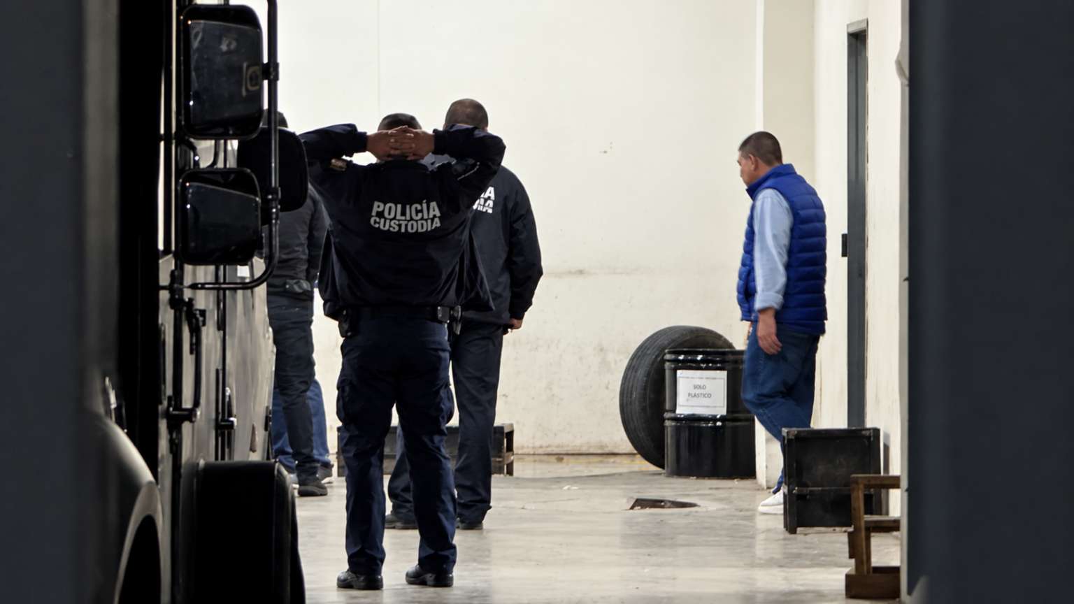 Liberan a Jáuregui por una puerta y la FGR lo detiene por otra