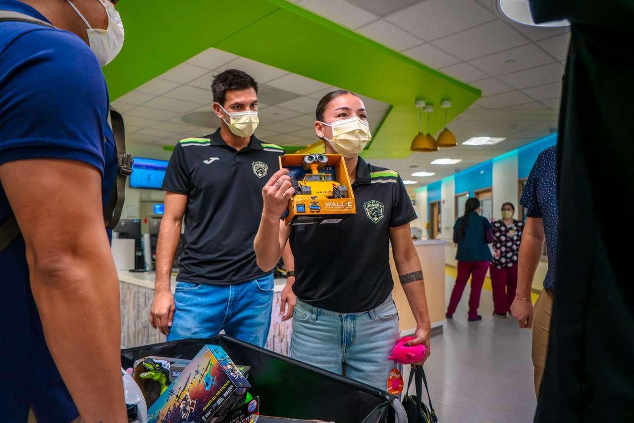 FC Juárez lleva alegría y regalos a pacientes de El Paso Children’s Hospital