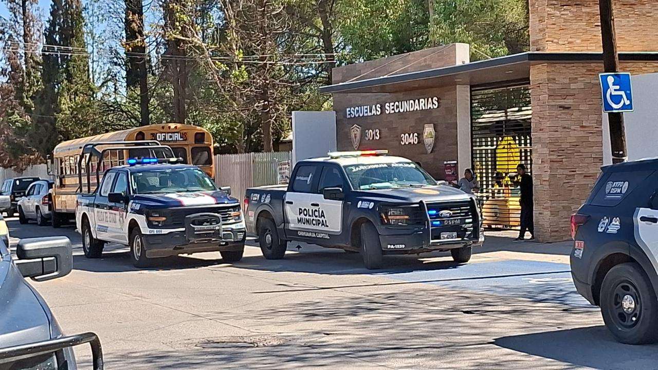 Moviliza a policías reporte de estudiante armado en Villa Juárez 