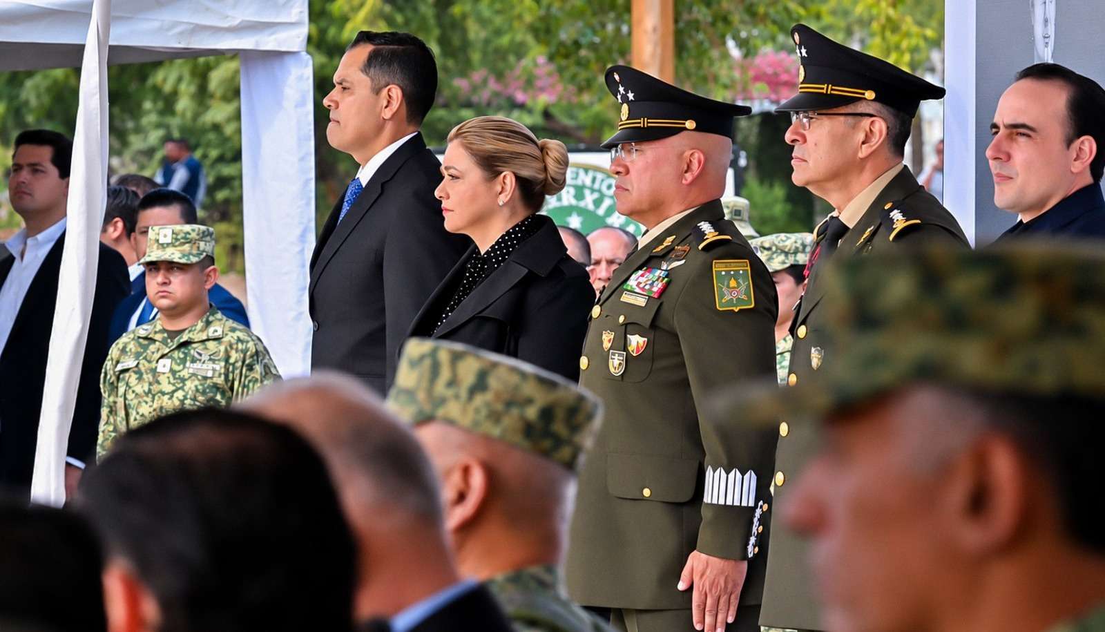 Asiste Maru a toma de protesta de comandante de XI Región Militar