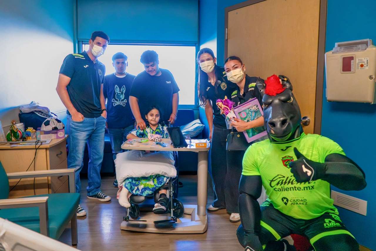 FC Juárez lleva alegría y regalos a pacientes de El Paso Children’s Hospital