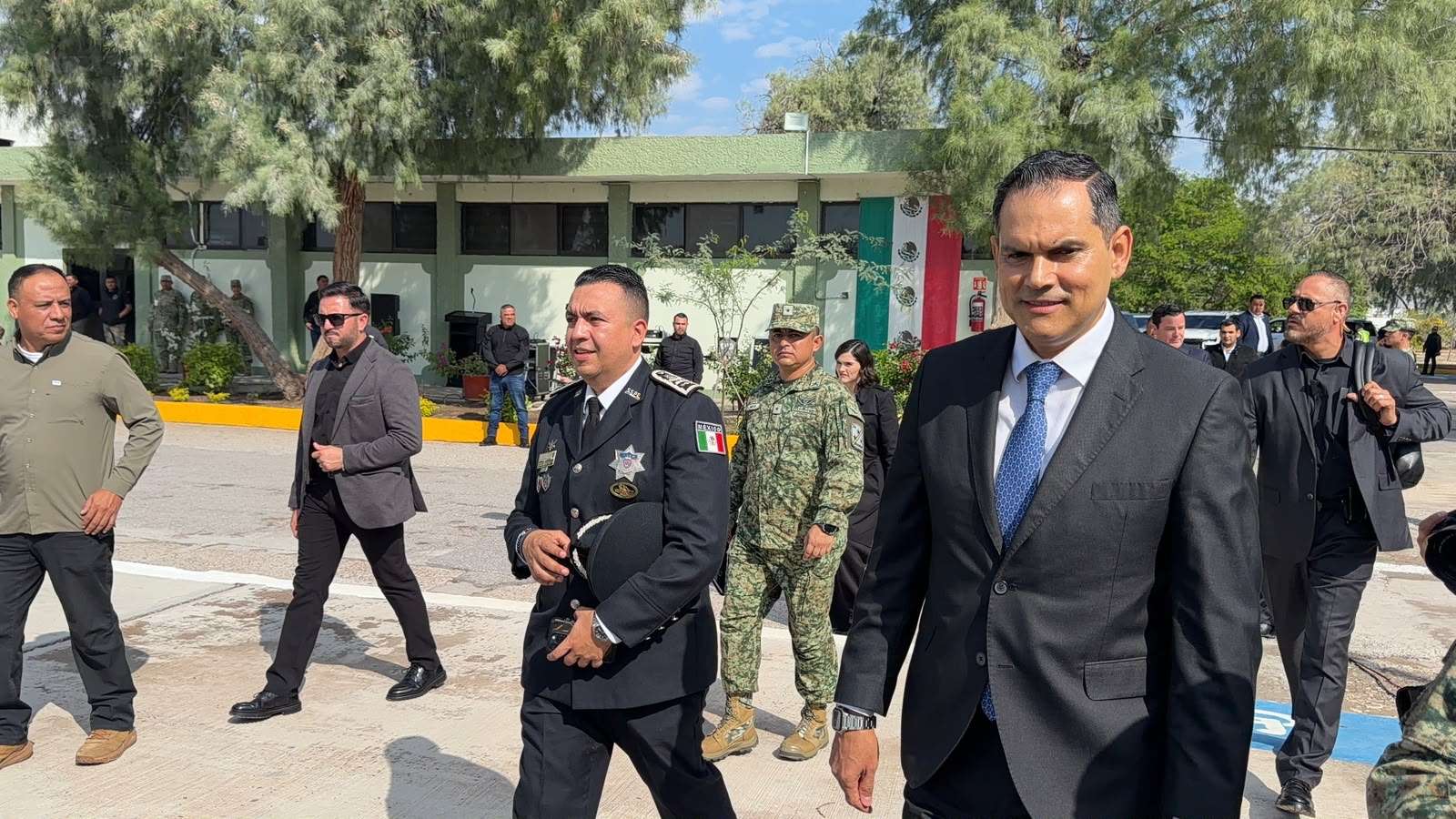 Asiste Maru a toma de protesta de comandante de XI Región Militar