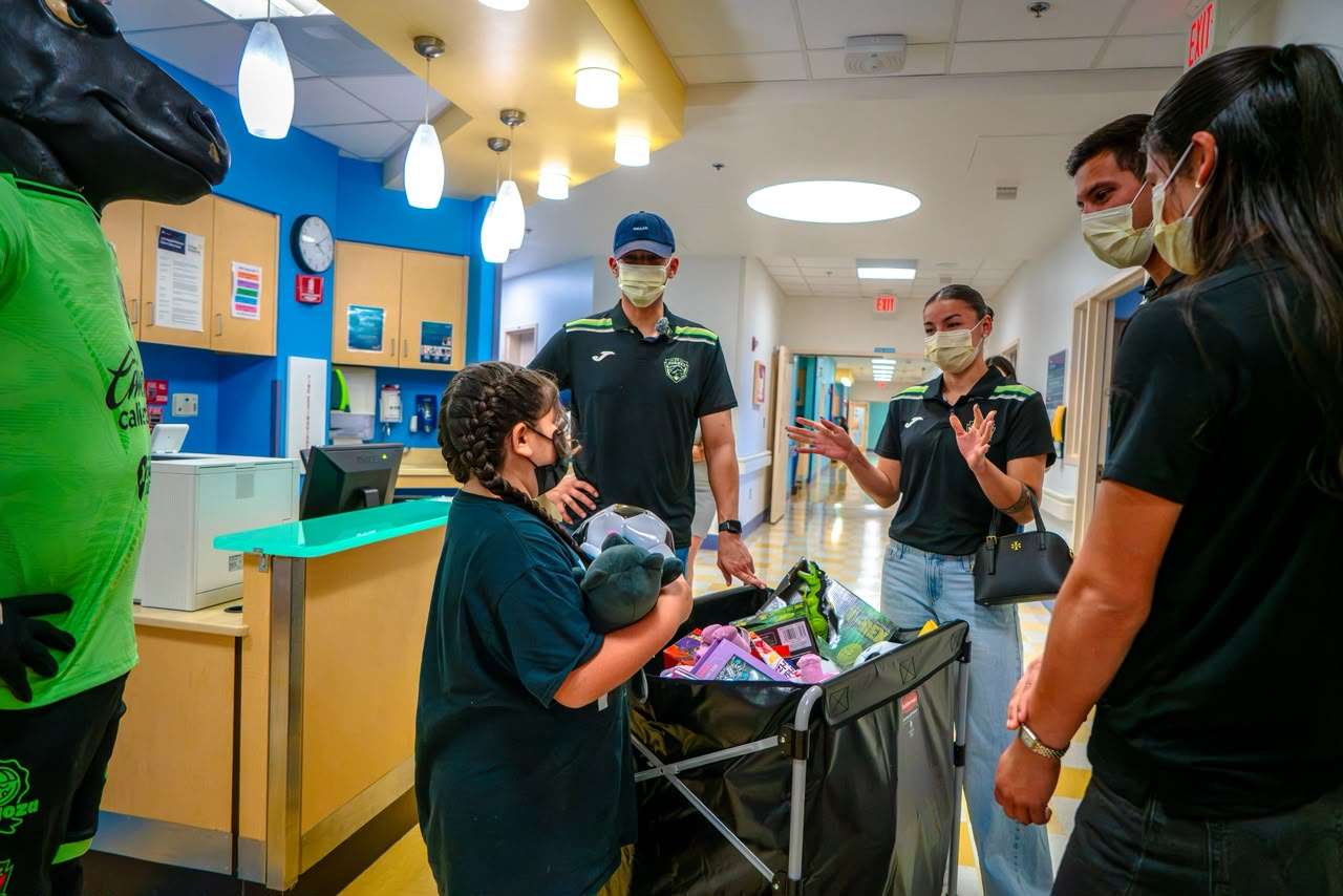 FC Juárez lleva alegría y regalos a pacientes de El Paso Children’s Hospital