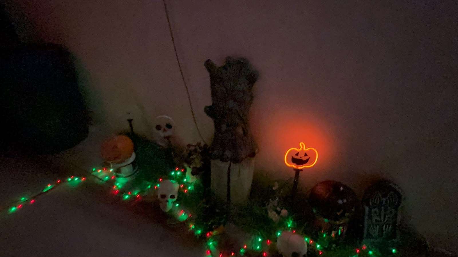 Decoran casas y negocios por Halloween y Día de Muertos