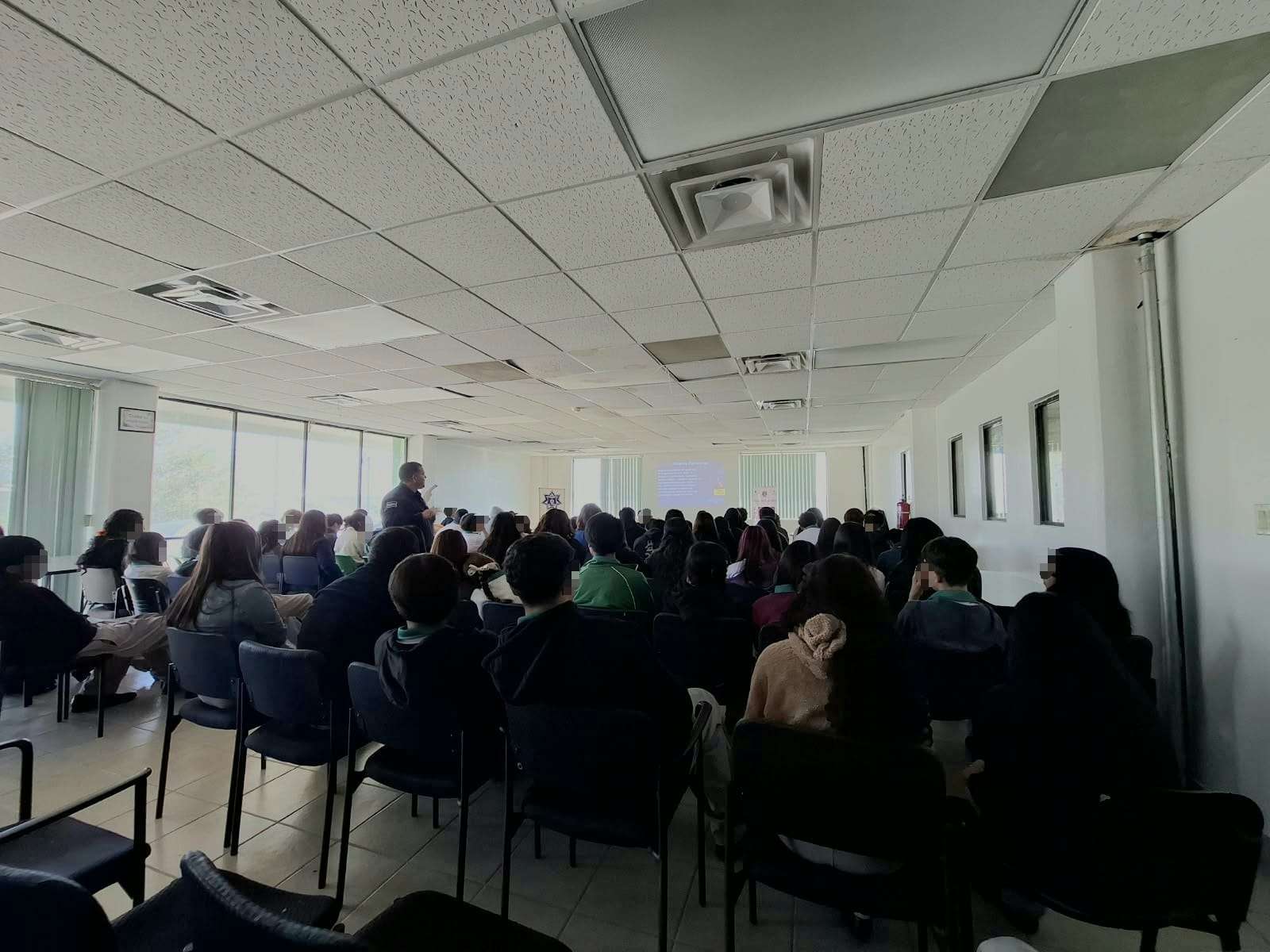 Capacitan a estudiante sobre prevención de violencia familiar