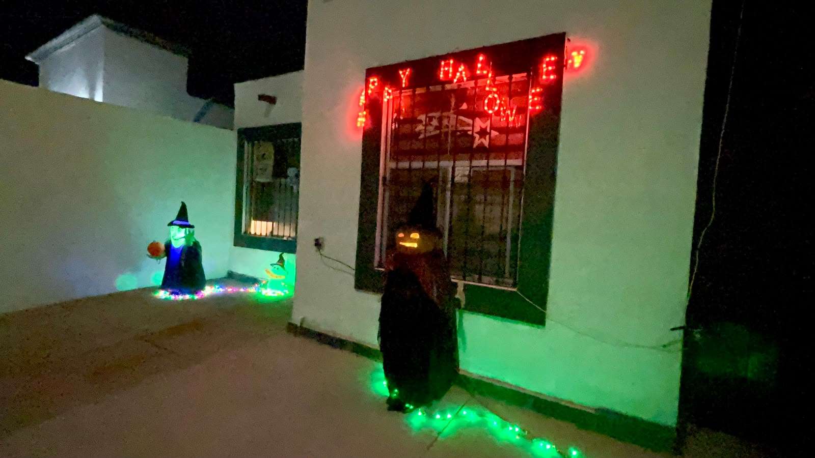Decoran casas y negocios por Halloween y Día de Muertos