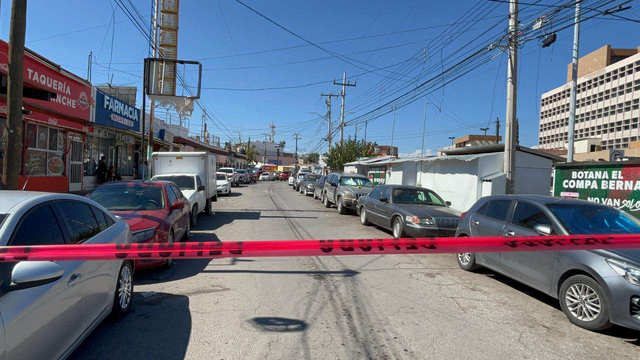Hallan a adulto mayor muerto dentro de un auto frente al Morelos