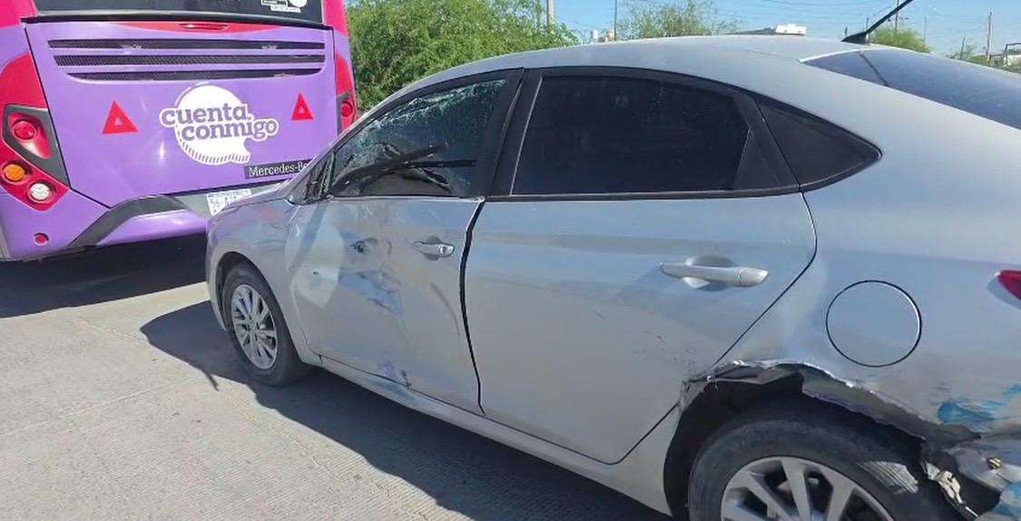 Choca auto contra JuárezBus y deja ocho pasajeros lesionados