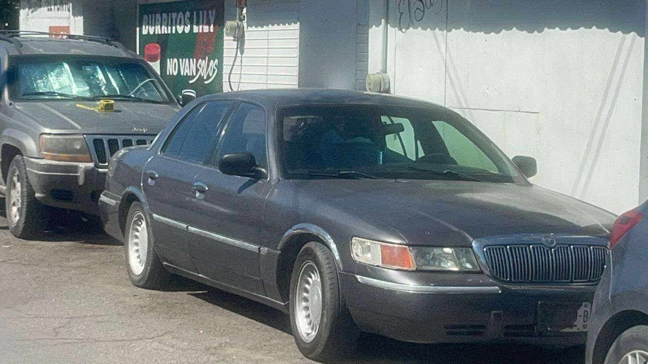 Hallan a adulto mayor muerto dentro de un auto frente al Morelos