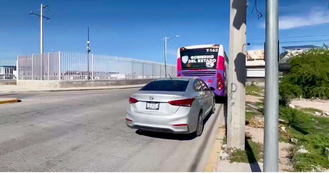Choca auto contra JuárezBus y deja ocho pasajeros lesionados