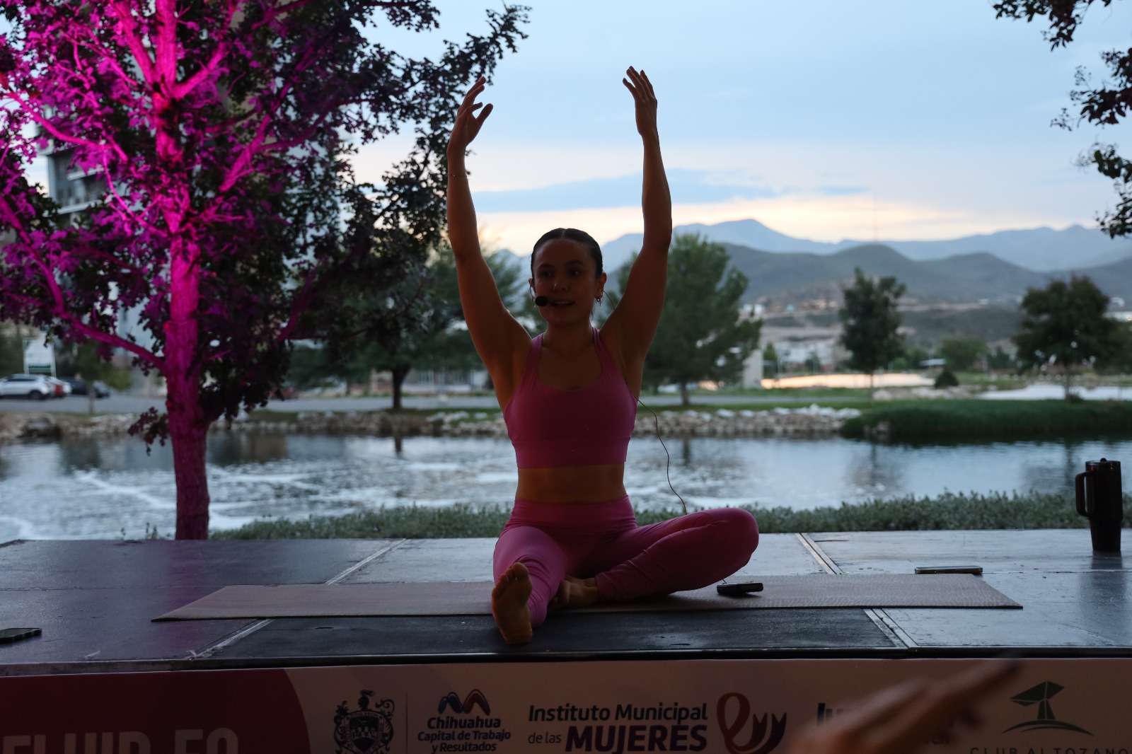 Realizan clase de yoga en apoyo a mujeres con cáncer de mama