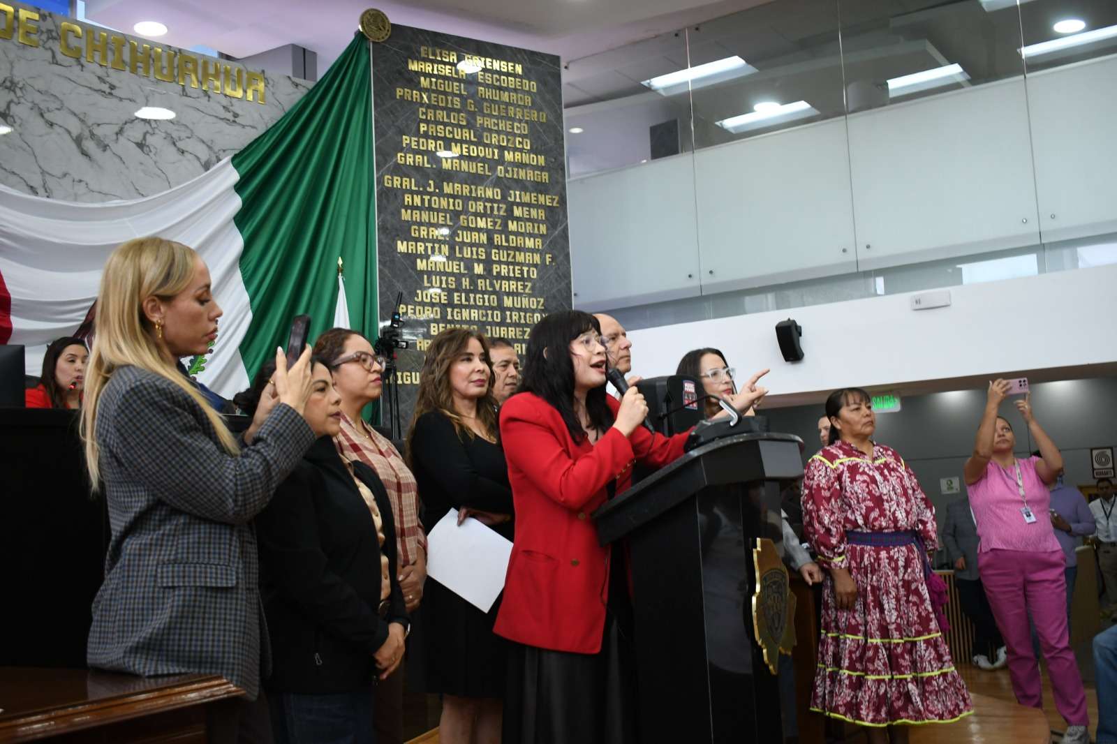 Toman tribuna de Congreso diputados de Morena; suspenden sesión 