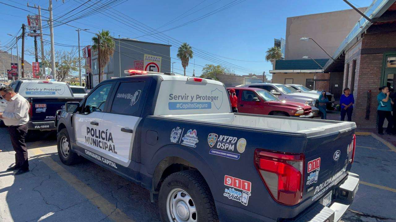 Hallan a adulto mayor muerto dentro de un auto frente al Morelos