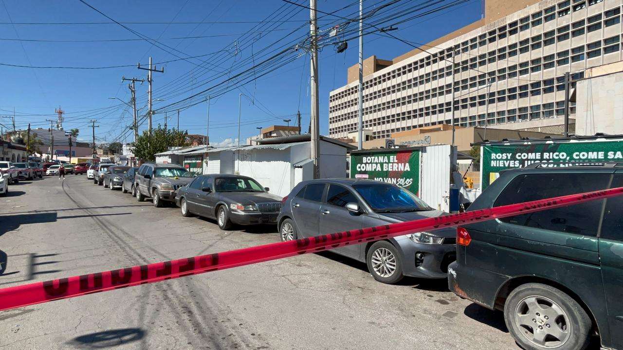 Hallan a adulto mayor muerto dentro de un auto frente al Morelos