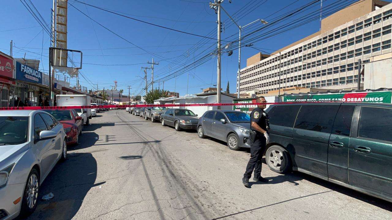 Hallan a adulto mayor muerto dentro de un auto frente al Morelos