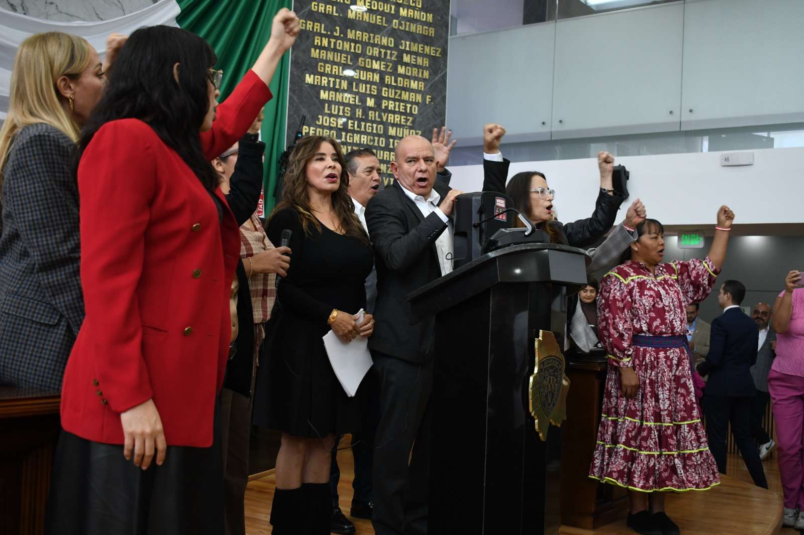 Toman tribuna de Congreso diputados de Morena; suspenden sesión 