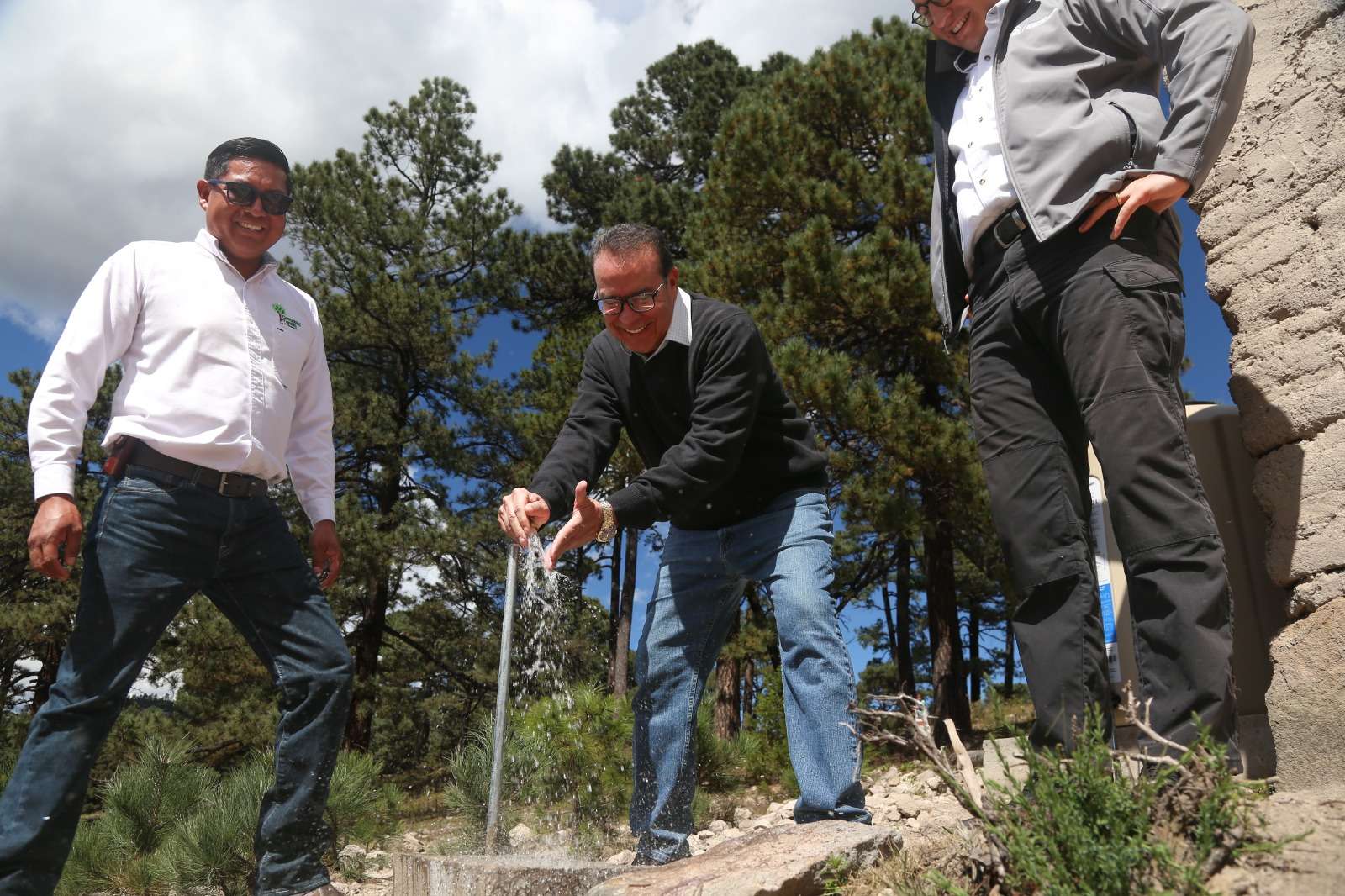 Entregan Jcas y Cofam sistema colectivo de agua potable en Guachochi