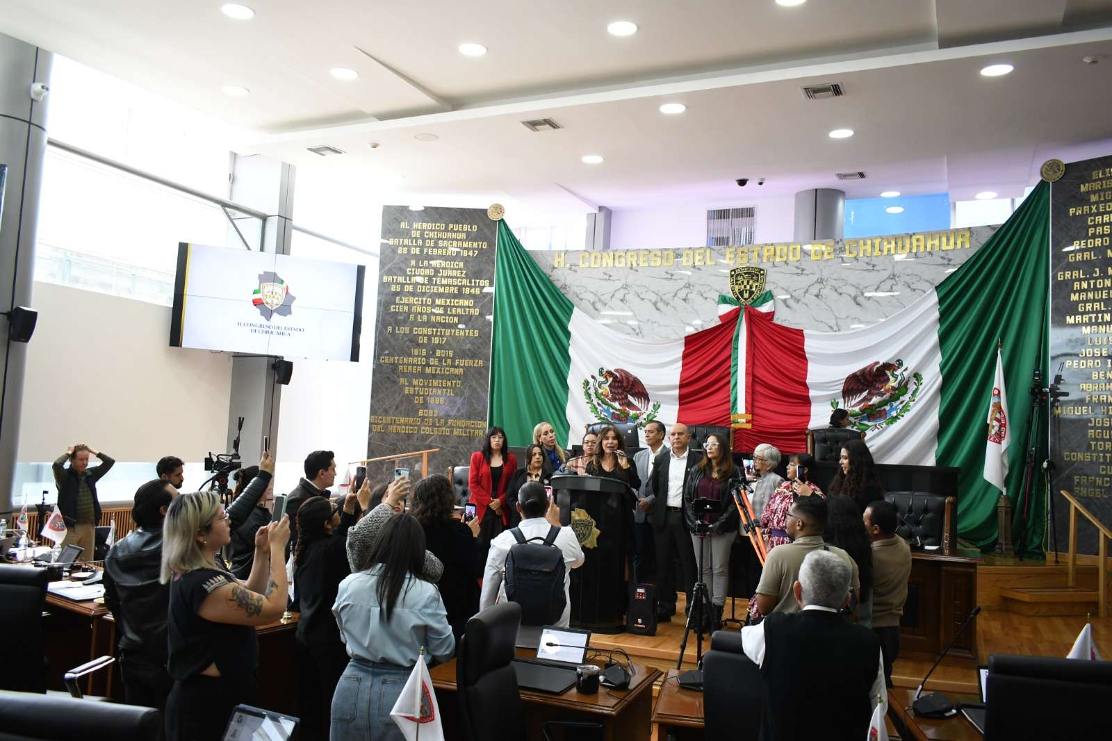 Toman tribuna de Congreso diputados de Morena; suspenden sesión 