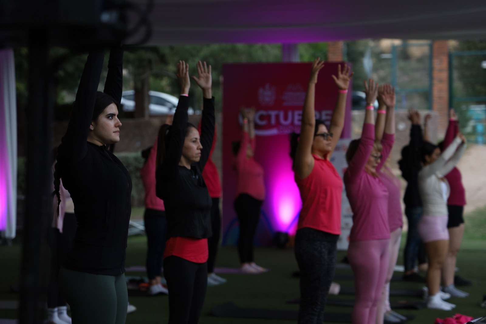 Realizan clase de yoga en apoyo a mujeres con cáncer de mama