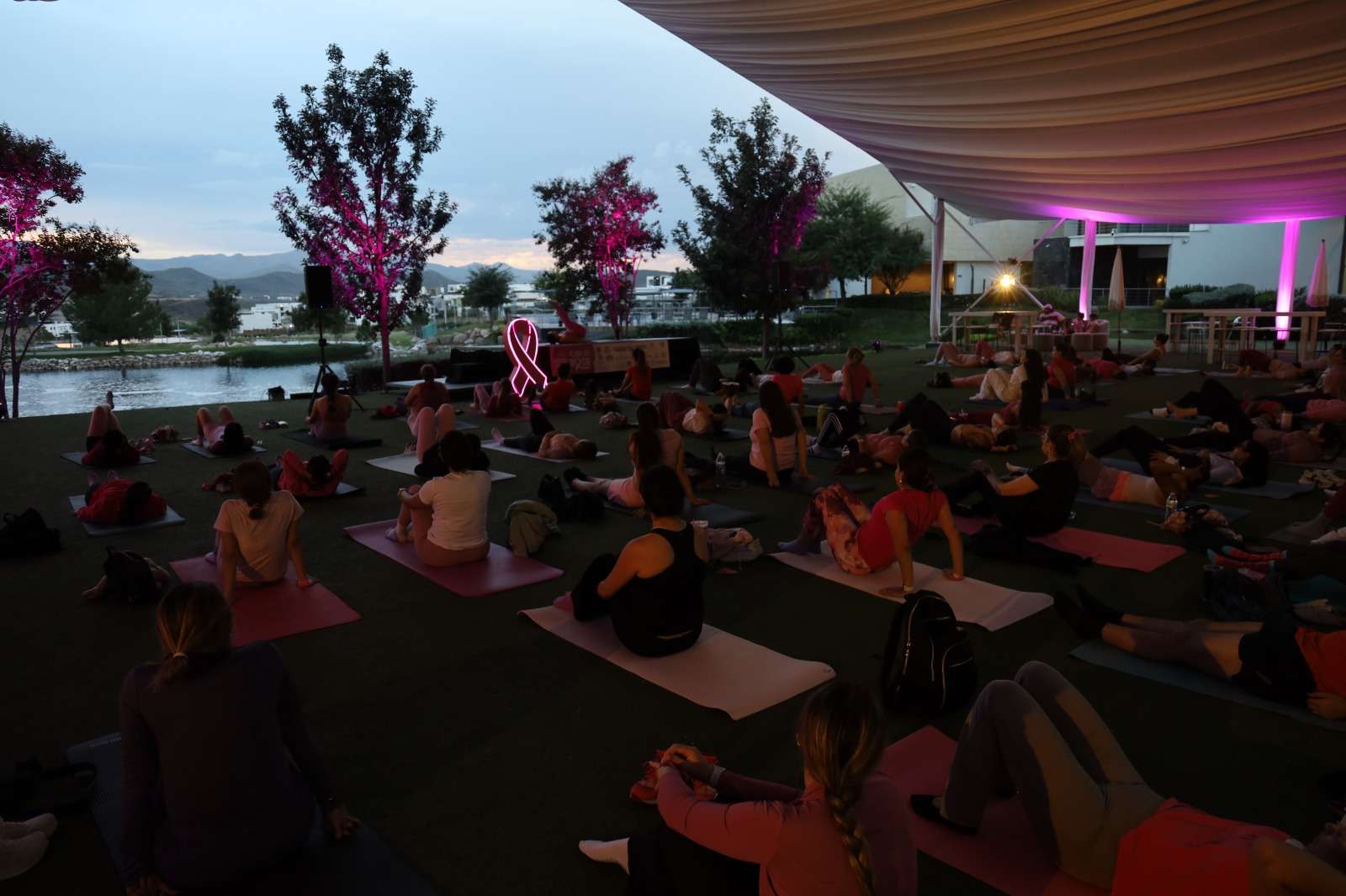 Realizan clase de yoga en apoyo a mujeres con cáncer de mama