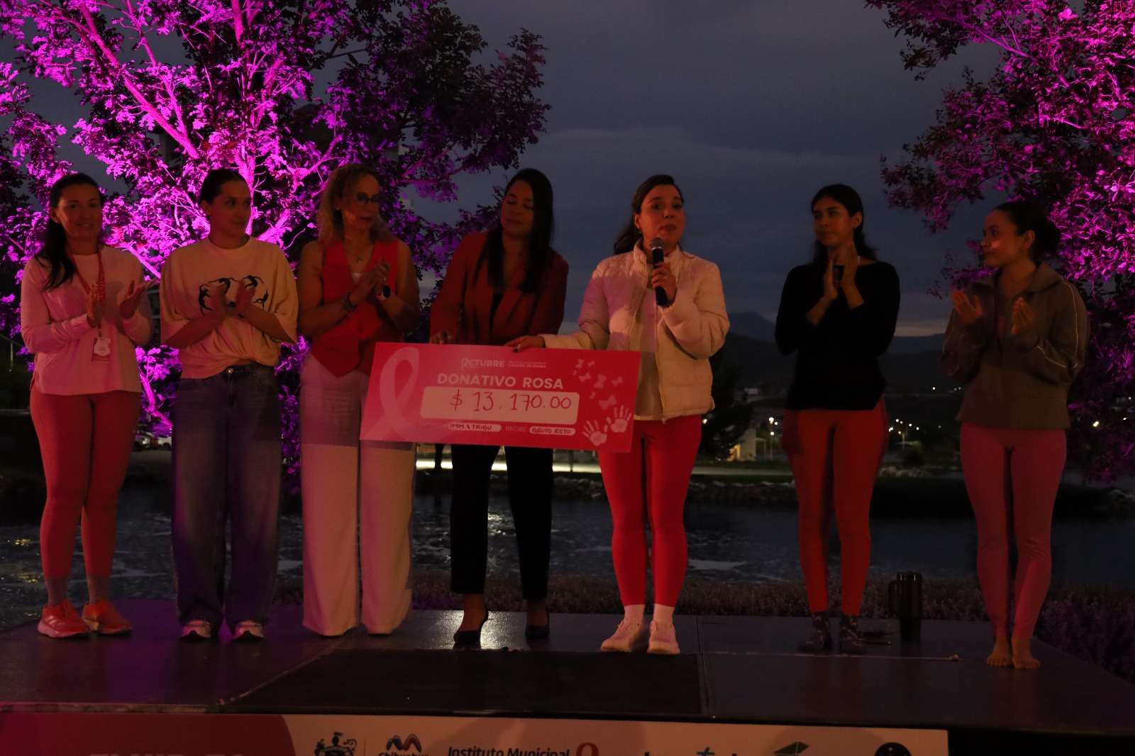Realizan clase de yoga en apoyo a mujeres con cáncer de mama