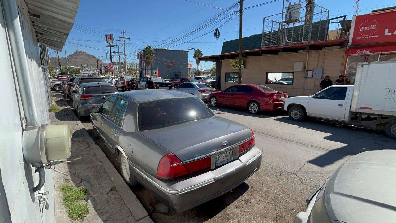Hallan a adulto mayor muerto dentro de un auto frente al Morelos