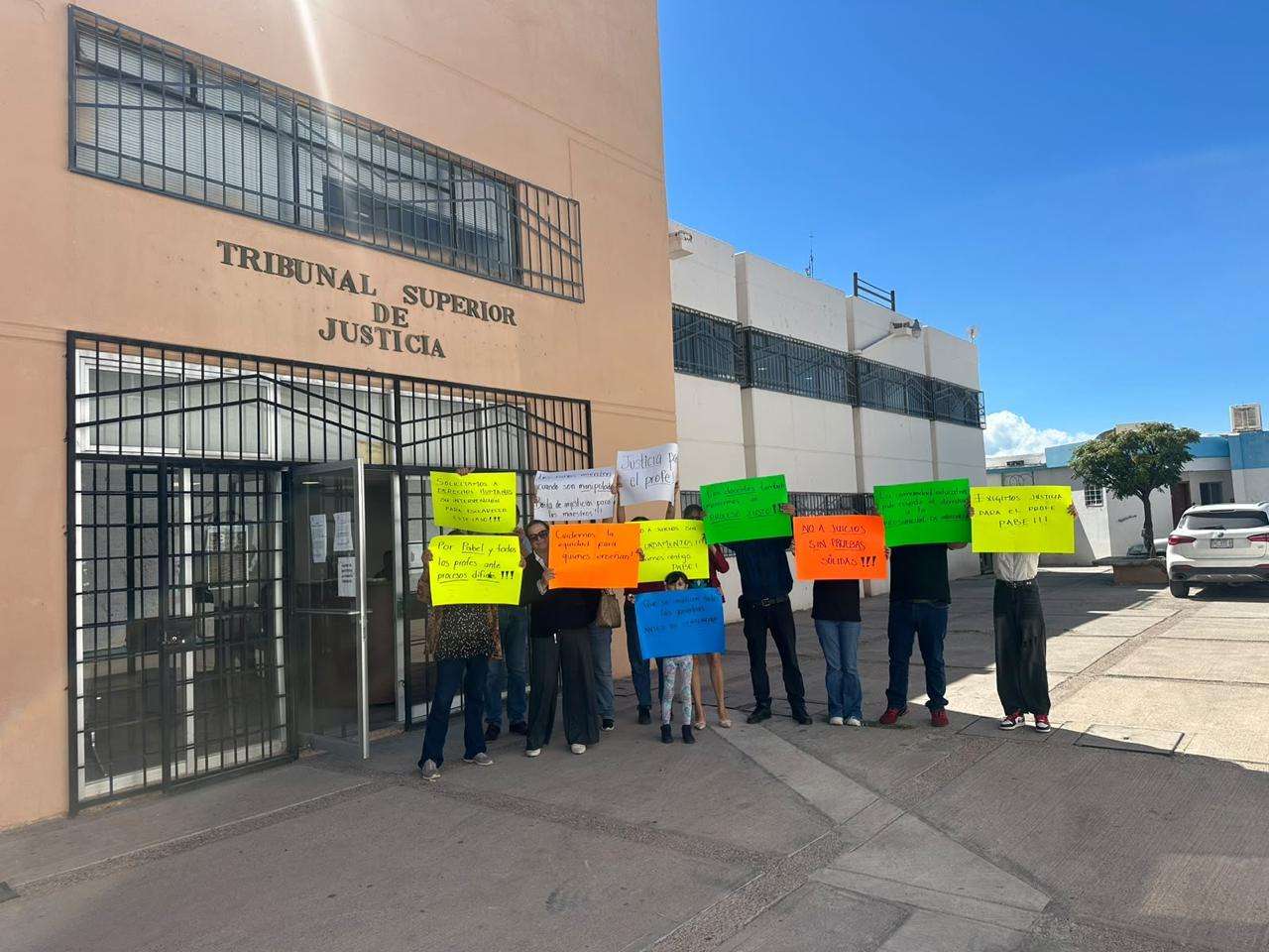 Protestan ciudadanos y docentes por fallo condenatorio contra profesor