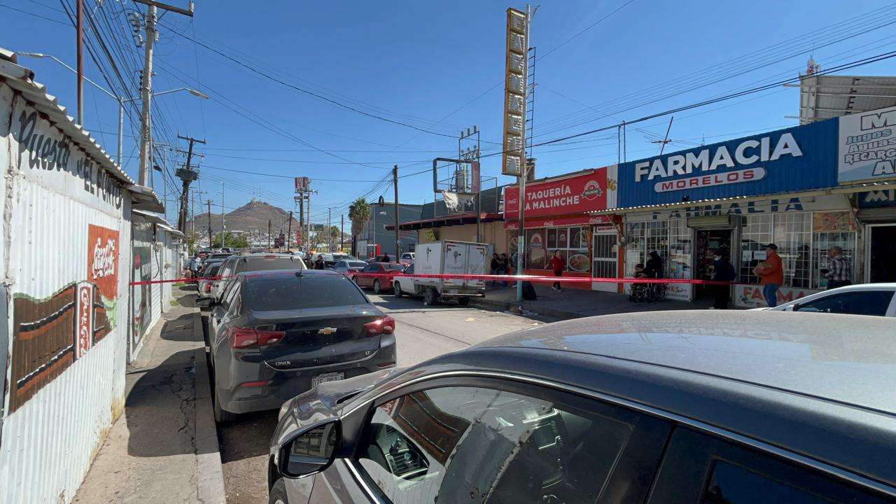 Hallan a adulto mayor muerto dentro de un auto frente al Morelos