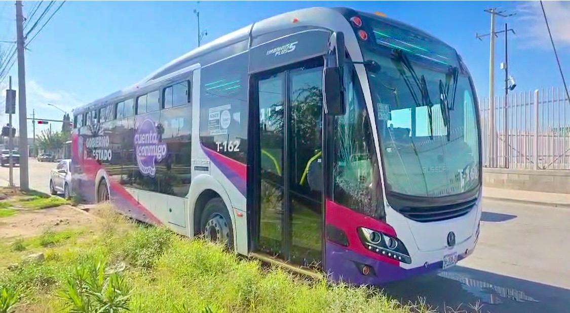 Choca auto contra JuárezBus y deja ocho pasajeros lesionados