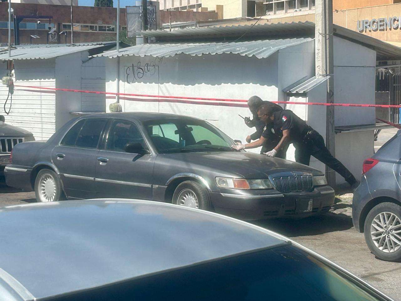 Hallan a adulto mayor muerto dentro de un auto frente al Morelos