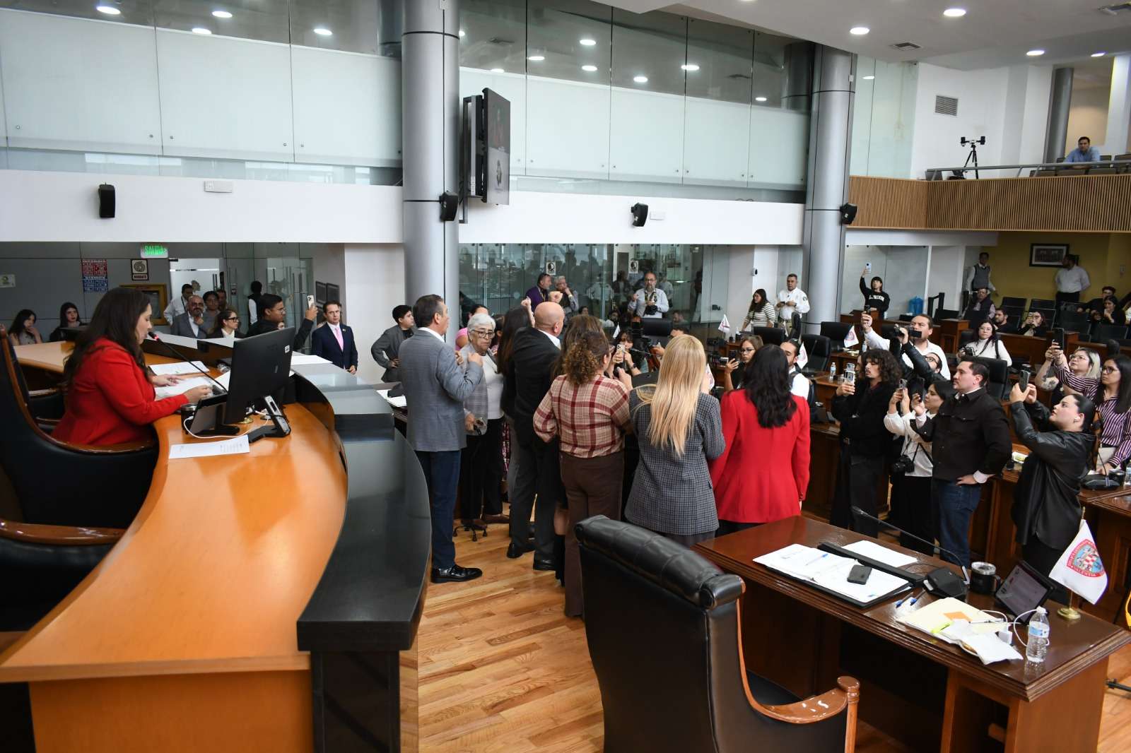 Toman tribuna de Congreso diputados de Morena; suspenden sesión 