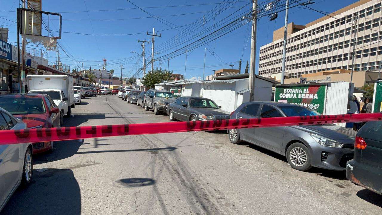 Hallan a adulto mayor muerto dentro de un auto frente al Morelos