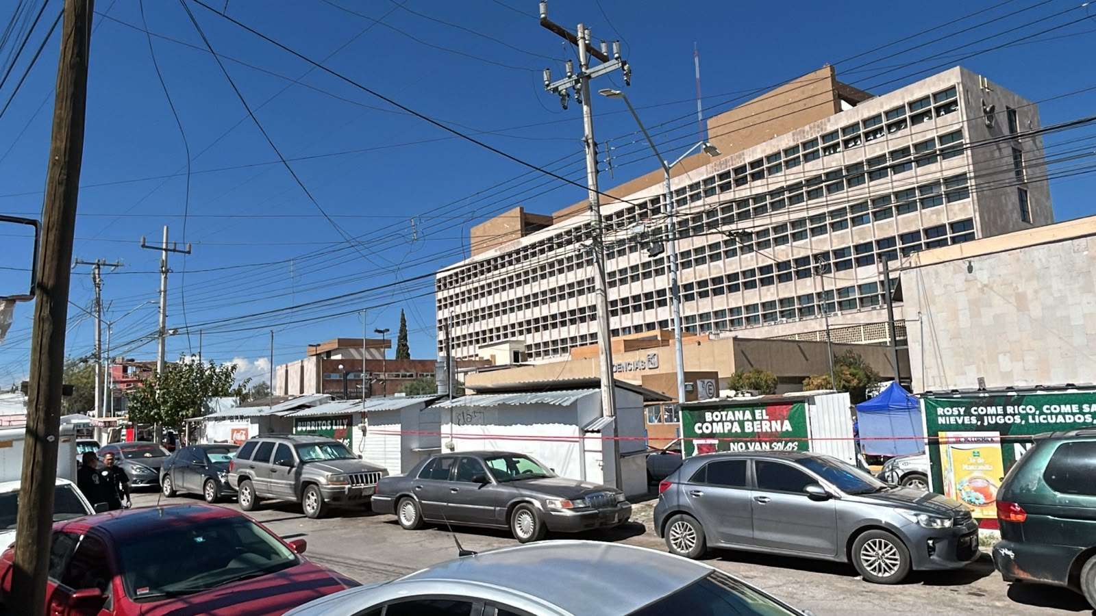 Hallan a adulto mayor muerto dentro de un auto frente al Morelos