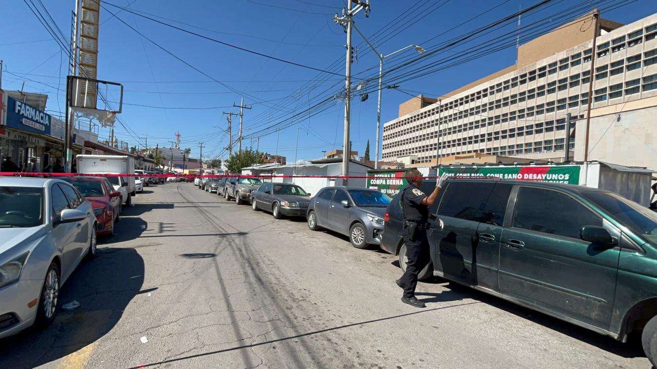 Hallan a adulto mayor muerto dentro de un auto frente al Morelos