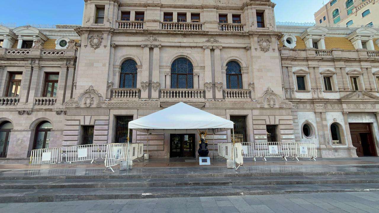 Resguarda perro policía entrada a la Presidencia Municipal