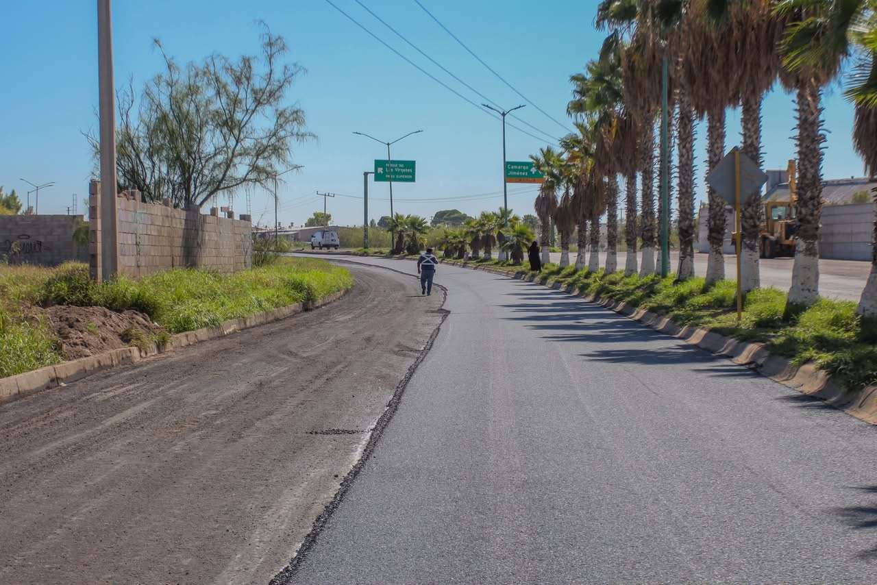 Avanzan trabajos de pavimentación frente al Colegio de Médicos
