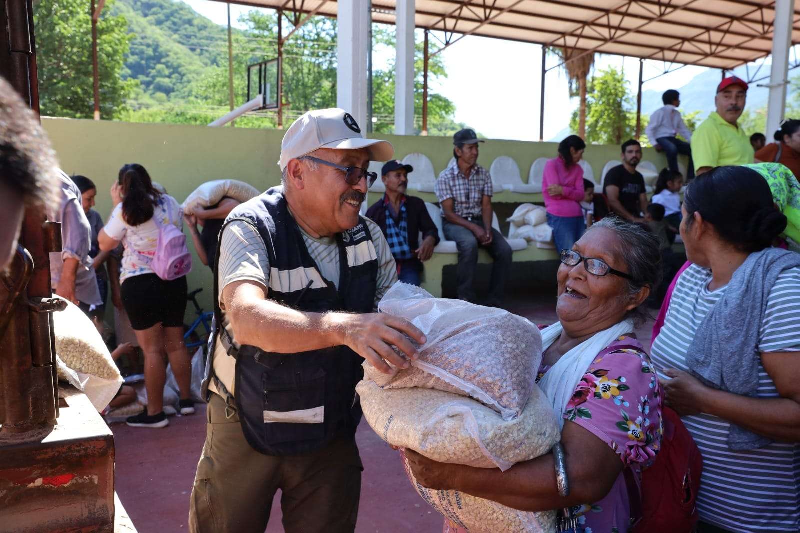 Acerca Estado apoyos a comunidades de Urique