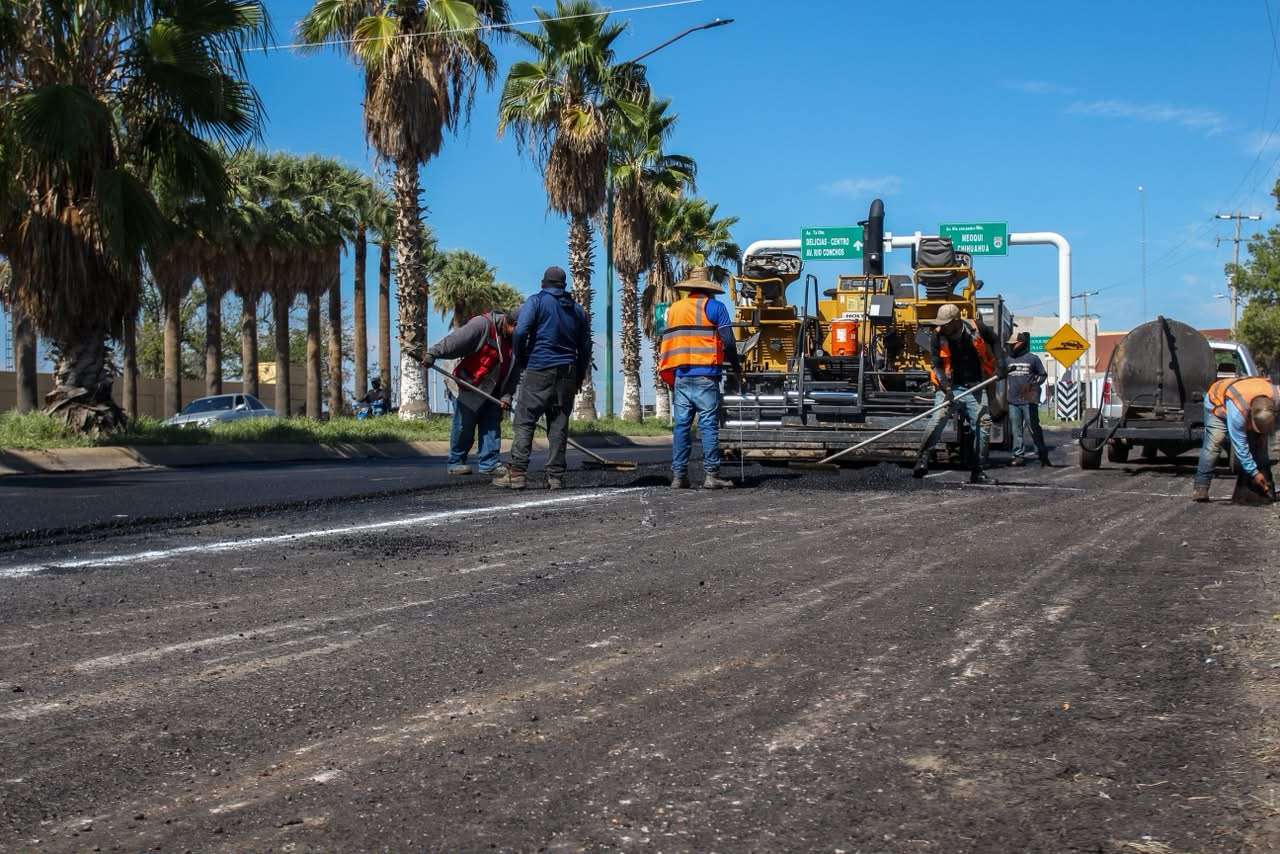 Avanzan trabajos de pavimentación frente al Colegio de Médicos