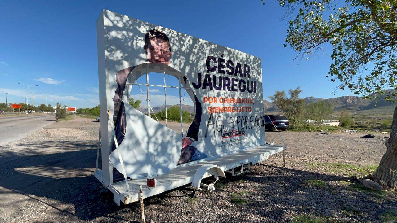 Destrozan publicidad de Jáuregui y Olson sobre la Vialidad Sacramento