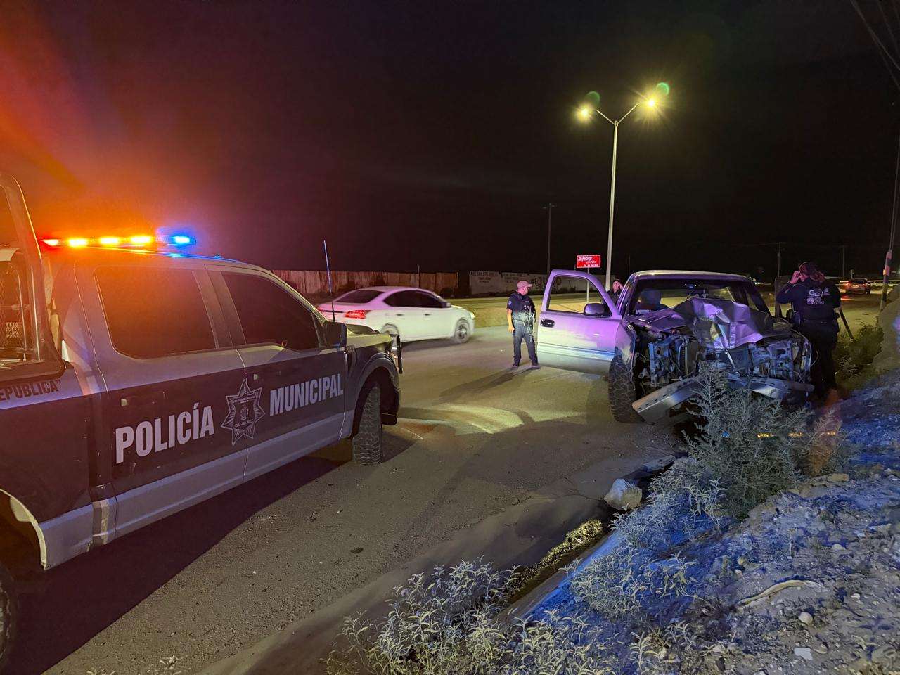 Abandonan camioneta tras derribar arbotante y señalamiento en carretera a Casas Grandes