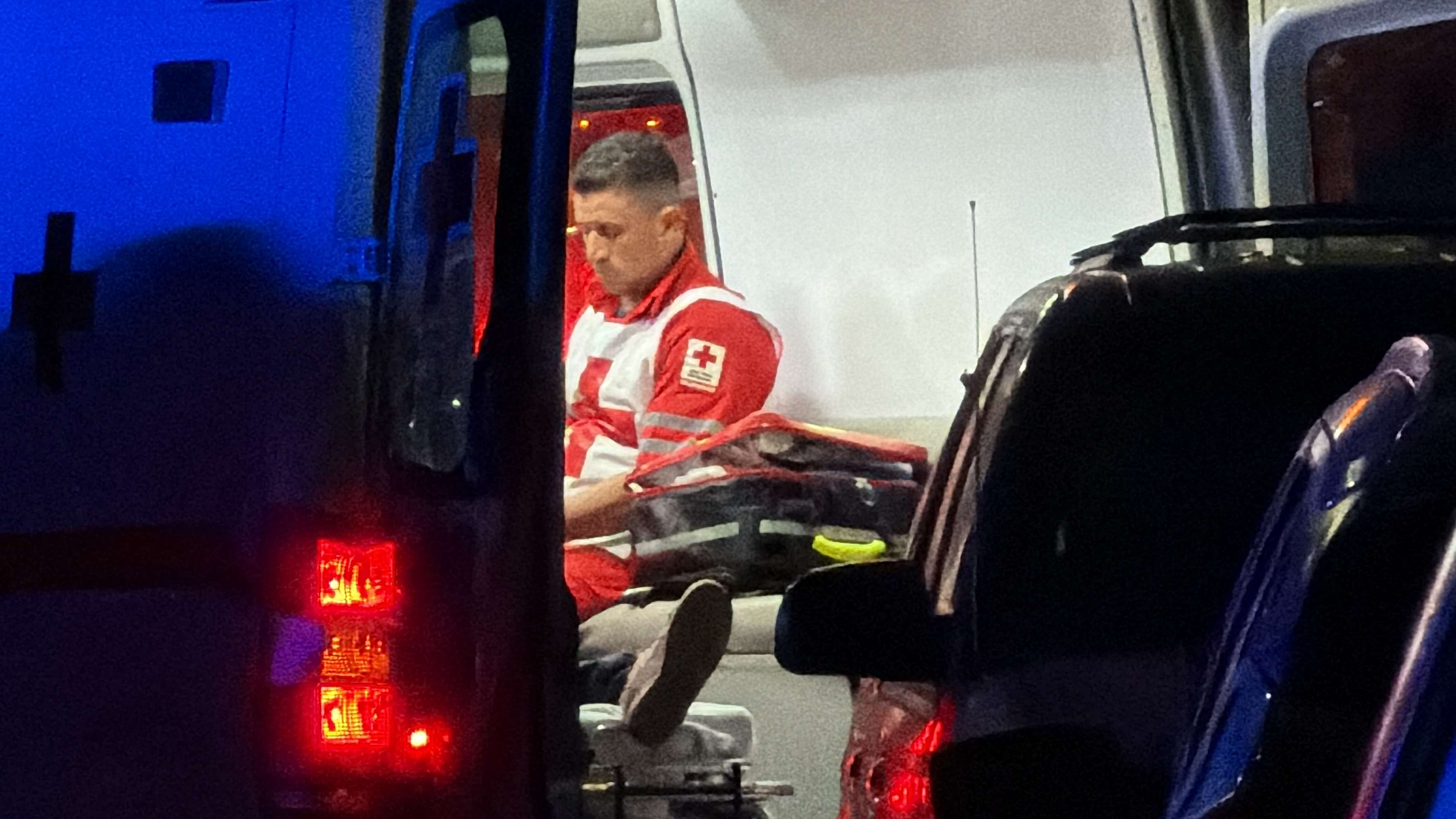 Hombre recibe disparos en el rostro y una mano