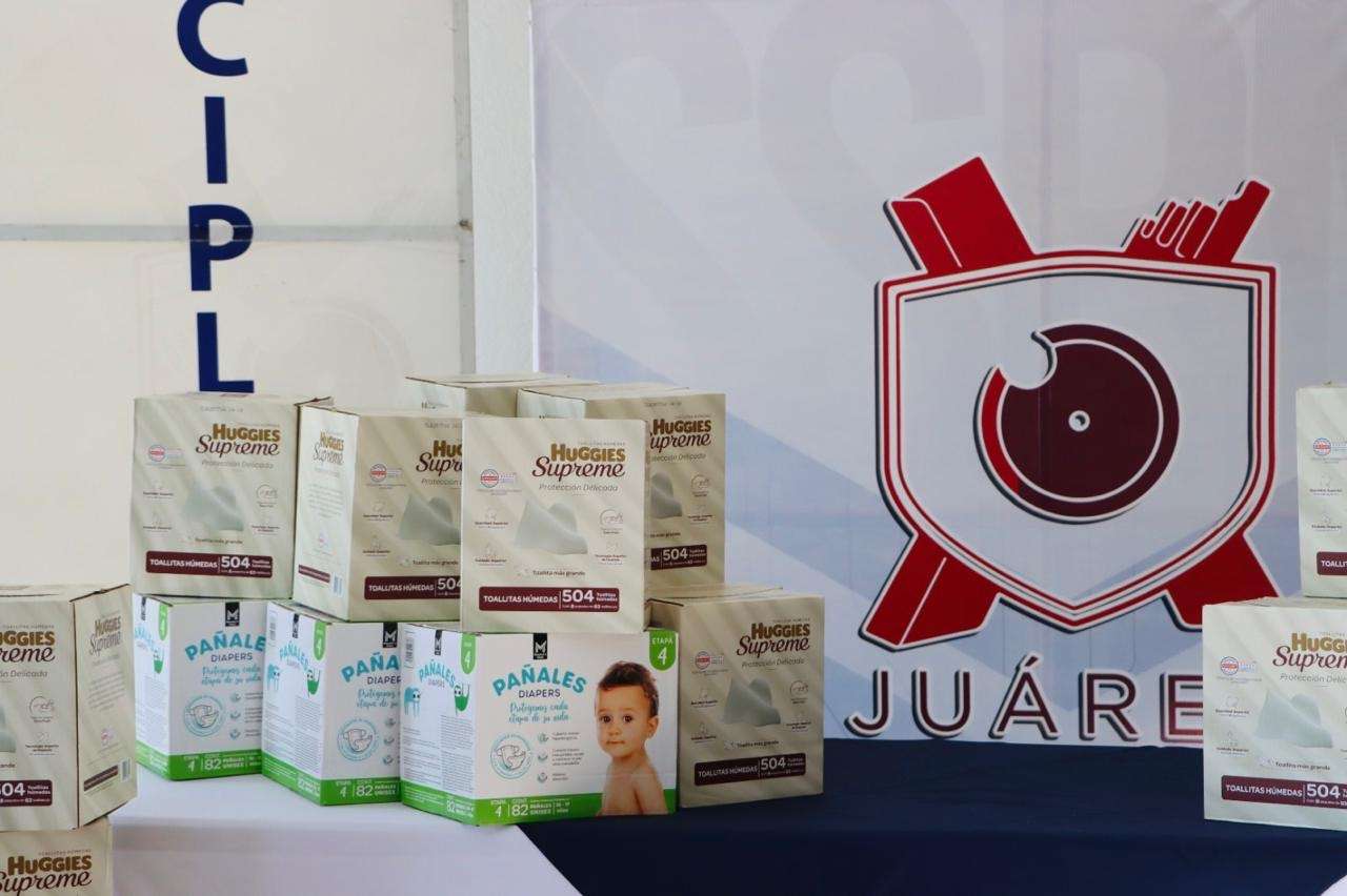 Entregan policía pañales y toallitas para apoyar a familias juarenses