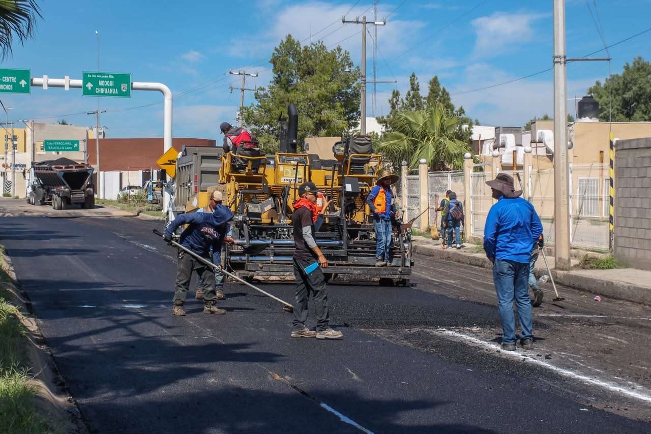 Avanzan trabajos de pavimentación frente al Colegio de Médicos