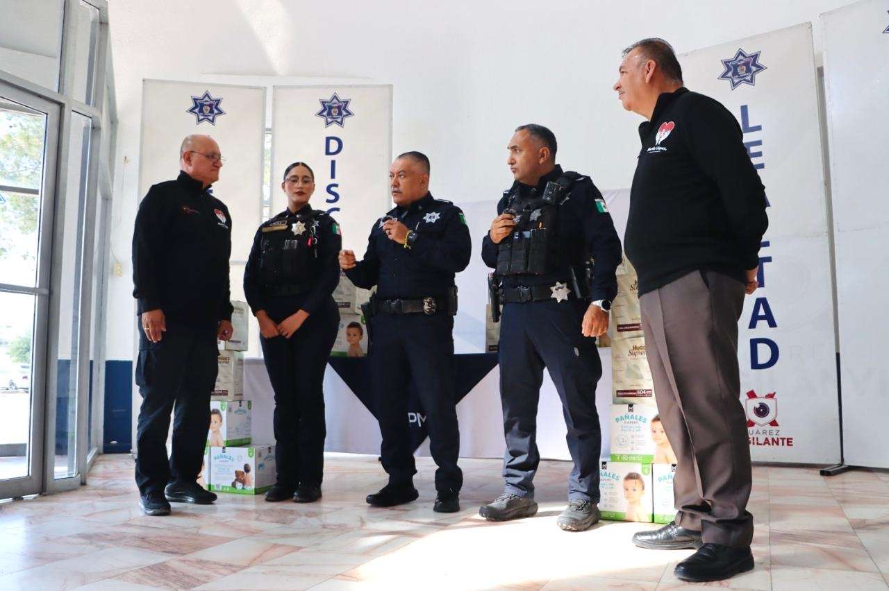 Entregan policía pañales y toallitas para apoyar a familias juarenses