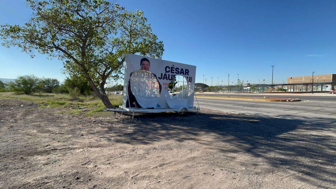 Destrozan publicidad de Jáuregui y Olson sobre la Vialidad Sacramento