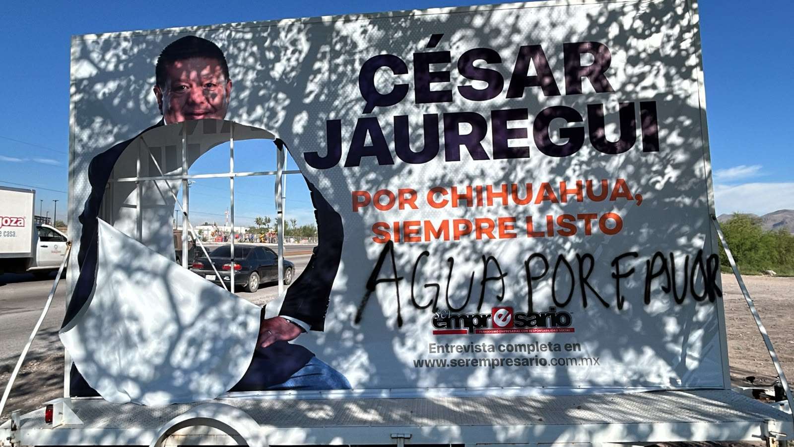 Destrozan publicidad de Jáuregui y Olson sobre la Vialidad Sacramento